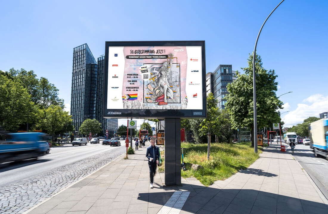 Eine belebte Straße in der Stadt mit großer Plakatwand und vorbeigehenden Menschen.