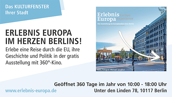 Freundliche Menschen vor einem modernen Gebäude mit Glasfassade bei sonnigem Wetter