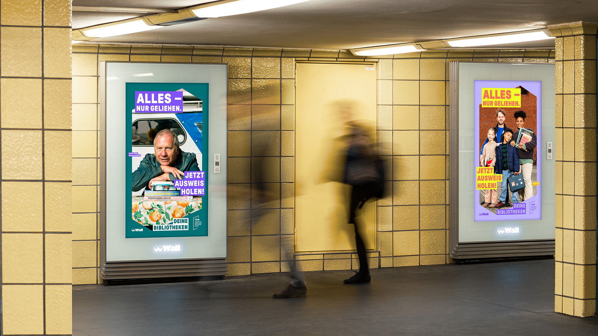 Ein älterer Mann mit ernstem Blick sitzt vor einem Tablett mit Essen in hellen Farben