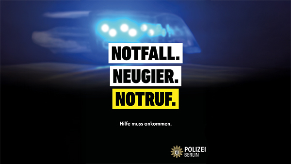 Ein blaues Polizeilicht leuchtet auf dunklem Hintergrund mit Text und Polizei Logo